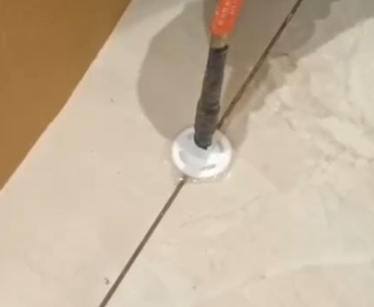 水城瓷砖空鼓维修公司专业解答瓷砖在铺贴过程中，如果没有涂抹均匀到位的粘结材料（如水泥砂浆或瓷砖胶），可能会导致以下问题