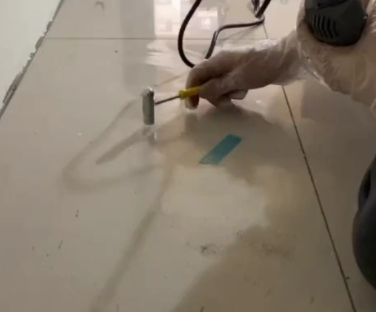 水城瓷砖开裂维修公司专业分享瓷砖在铺贴前如果没有沥干水分，将会导致以下问题
